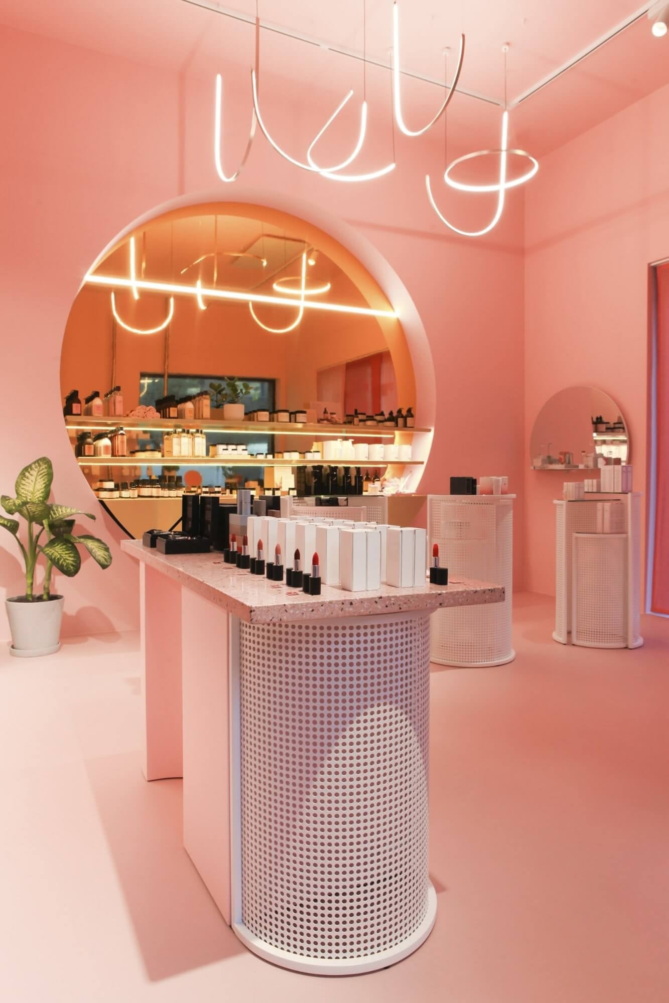 Cửa hàng mỹ phẩm sử dụng gam màu hồng nhẹ cho thiết kế